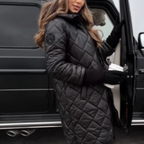 Amber | Casaco Elegante de Plumas com Capuz