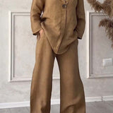 Conjunto de duas peças em algodão e linho, decorado com botões descontraídos