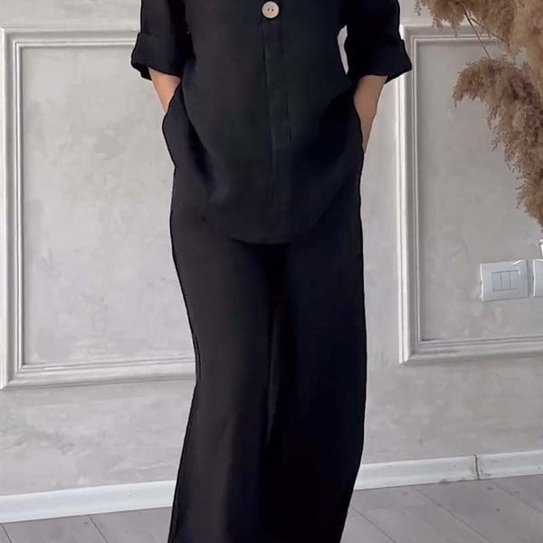 Conjunto de duas peças em algodão e linho, decorado com botões descontraídos