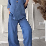 Conjunto de duas peças em algodão e linho, decorado com botões descontraídos