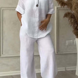 Conjunto de duas peças em algodão e linho, decorado com botões descontraídos