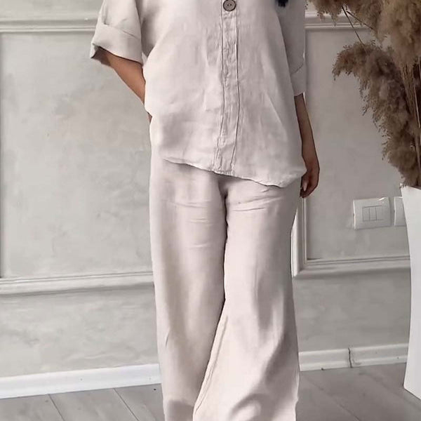 Conjunto de duas peças em algodão e linho, decorado com botões descontraídos