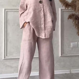 Conjunto de duas peças em algodão e linho, decorado com botões descontraídos