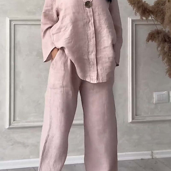 Conjunto de duas peças em algodão e linho, decorado com botões descontraídos