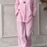 Conjunto de duas peças em algodão e linho, decorado com botões descontraídos