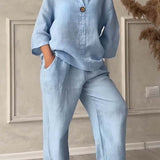 Conjunto de duas peças em algodão e linho, decorado com botões descontraídos